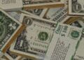 Por que o dólar fechou em queda de 0,16% nesta segunda-feira