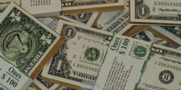 Por que o dólar fechou em queda de 0,16% nesta segunda-feira
