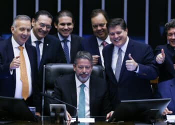 Brasília (DF) 15/12/2023 Sessão plenária virtual da Câmara dos Deputados para votar a proposta de reforma tributária (PEC 45/2019) (Deputados comemoram a votação da reforma tributária). Foto Lula Marques/ Agência Brasil