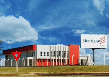 Outdoor com o logo da 3tentos e fábrica com as cores da empresa.