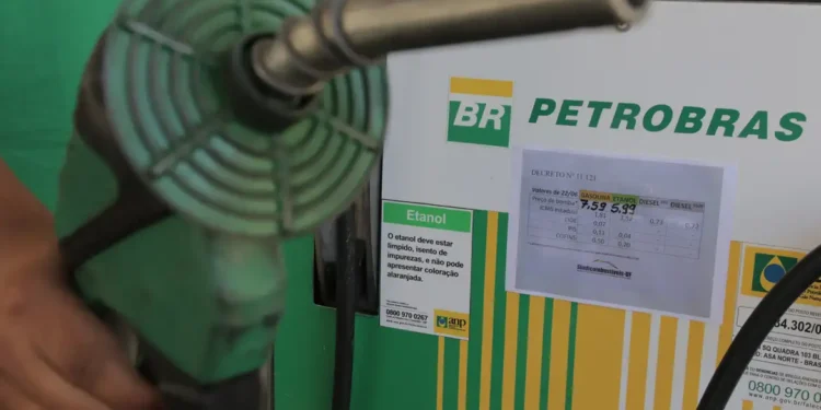 Pistola de gasolina verde e bomba de gasolina com o logo da Petrobras