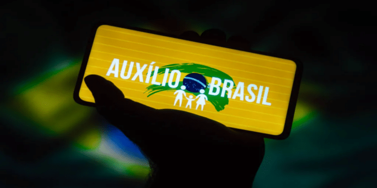 Auxílio Brasil: R$ 15 mil disponível para saque, quem tem direito?