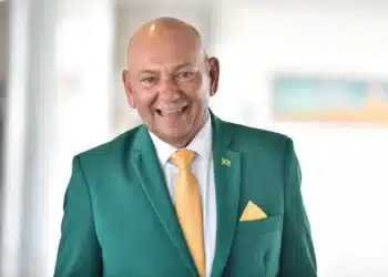 Conheça o homem por trás do sucesso da Havan
