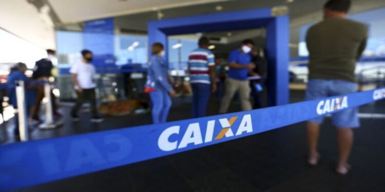 Novo comunicado da Caixa confirma debandada na poupança com quem guarda de R$ 1 mil!