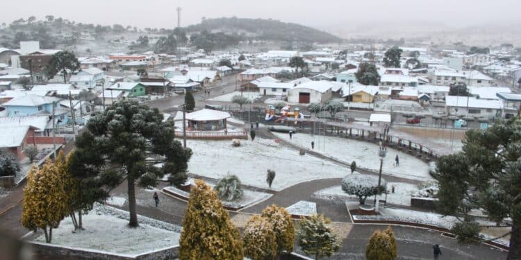 Primeira neve do ano encanta cidades do sul do Brasil! Confira mais!