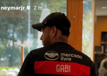 Neymar veste a Camisa do Flamengo: Jogador Mais Caro do Mundo Pode Assinar com o Mengão?