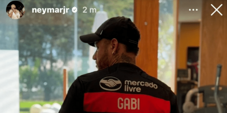 Neymar veste a Camisa do Flamengo: Jogador Mais Caro do Mundo Pode Assinar com o Mengão?