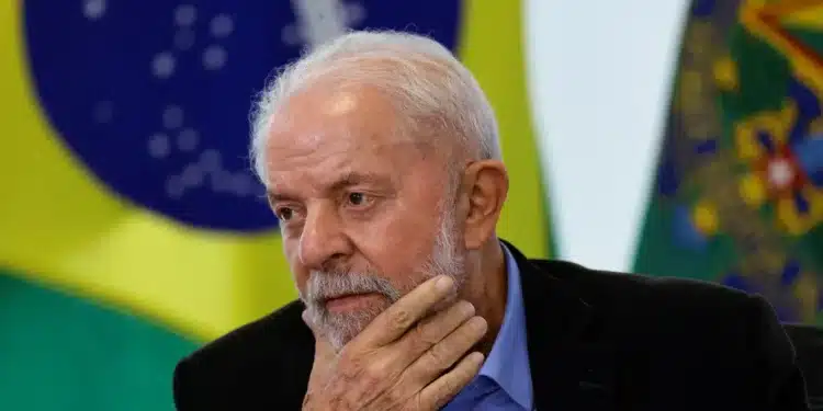 Ibovespa dispara aos 128 mil pontos impulsionada por Petrobras e desaprovação de Lula