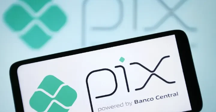 Pix é usado por 76% dos brasileiros e supera dinheiro em espécie