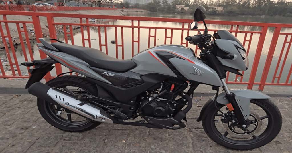 ¡La nueva motocicleta Honda tiene un precio de R$ 7.000 y un increíble kilometraje de 45 km por litro!