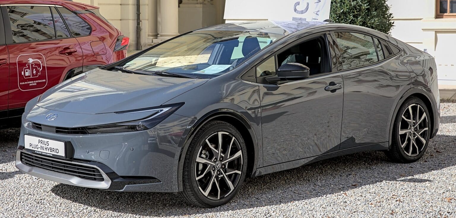 Toyota lança carro capaz de fazer quase 20 km/l! O valor surpreende quem tem CNH!