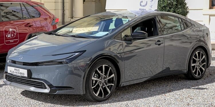 Toyota lança carro capaz de fazer quase 20 km/l! O valor surpreende quem tem CNH!