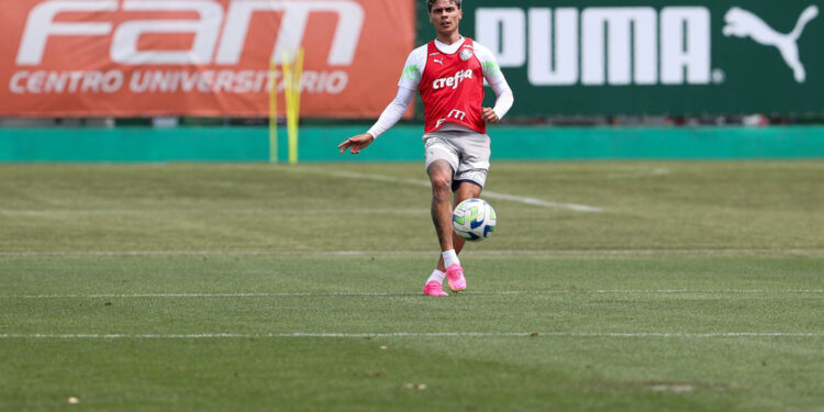 O jogador Richard Ríos, da SE Palmeiras, durante treinamento, na Academia de Futebol - Foto: Cesar Greco/Palmeiras