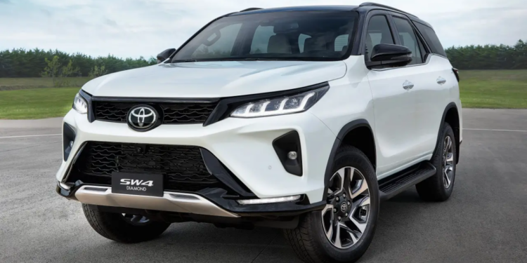 Campeão do BBB 24, desfila com novo carro de luxo avaliado em quase R$ 400 mil