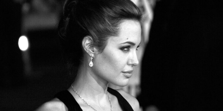 Angelina Jolie: A Rainha de Hollywood e Sua Coroa de Milhões