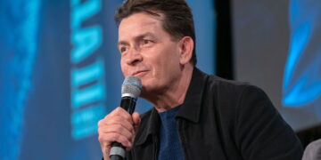 Charlie Sheen: Do Topo ao Abismo - A Montanha Russa Financeira de um Astro