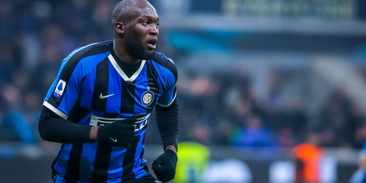 Napoli oficializa contratação de Lukaku e atacante deixa o Chelsea