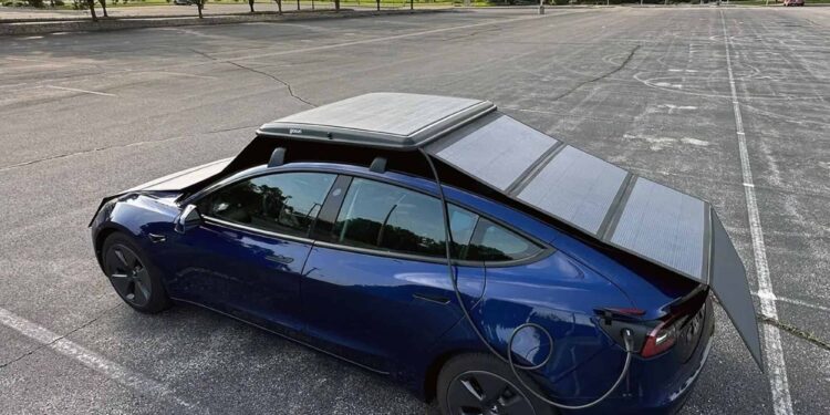 Carros elétricos podem ter painel solar no teto para aumentar autonomia em até 50 km
