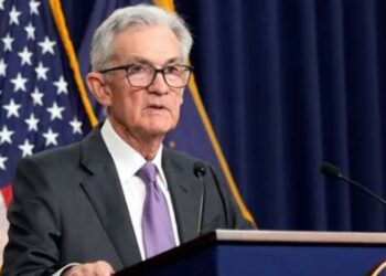 O momento de cortar juros chegou, diz Powell