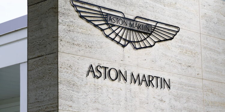 Novo carro da Aston Martin é híbrido e chega com potência de carro da fórmula 1!