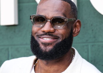 Astro da NBA oferece US$ 1 milhão por card de LeBron, Curry e Durant