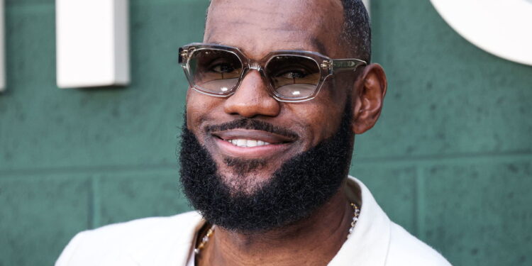 Astro da NBA oferece US$ 1 milhão por card de LeBron, Curry e Durant