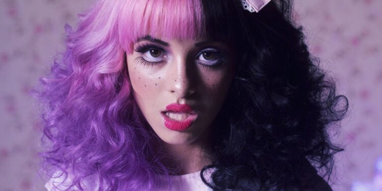 A Magia de Melanie Martinez: A Cantora que Transformou Cores em Dinheiro