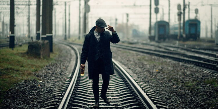 Confira quem é o ator mais rico do elenco de Peaky Blinders
