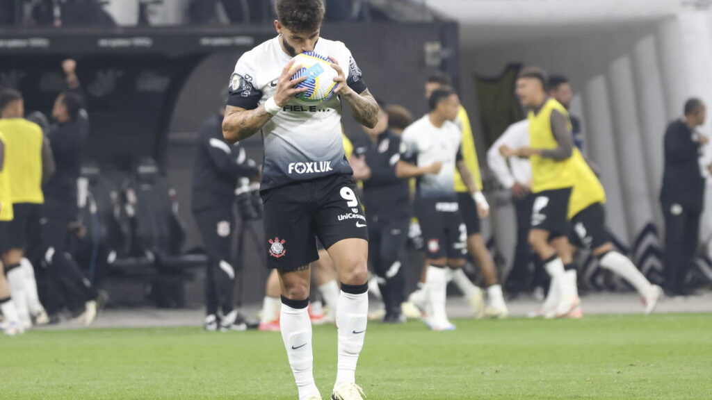 Centroavante completa um mês sem atuar e pode deixar o Corinthians em 2025