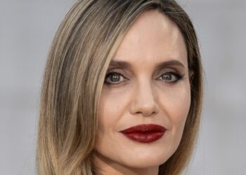 Angelina Jolie: Como a Rainha da Filantropia Construiu Sua Riqueza