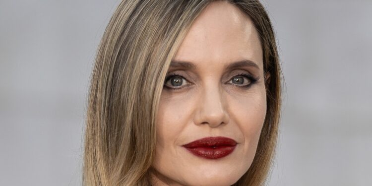 Angelina Jolie: Como a Rainha da Filantropia Construiu Sua Riqueza