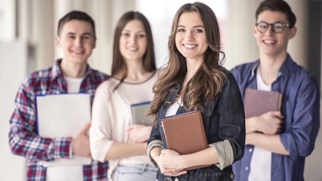 Conheça o programa do governo que paga R$ 1.800 ao ano para estudantes