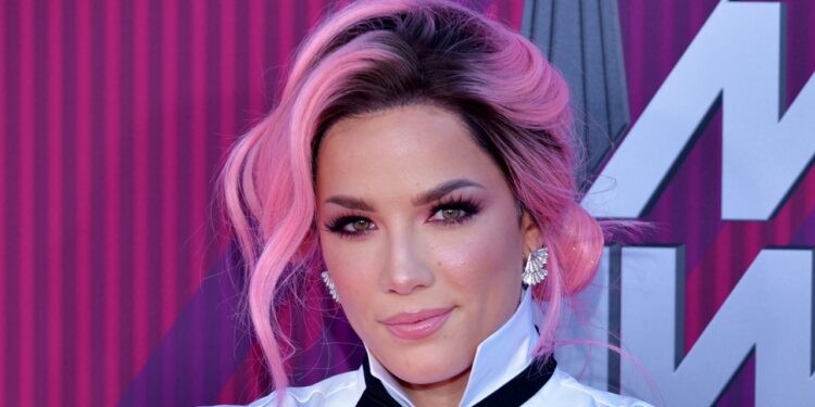 A famosa cantora que nasceu em 1994 e já conquistou um enorme império