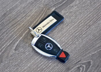 Carro Icônico da Mercedes na F1 é Leiloado por R$ 311 Milhões!