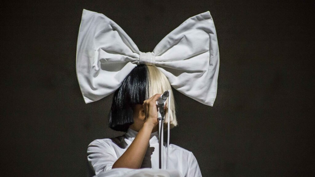 Sia: A Intrigante Diva do Pop e Seu Impressionante Patrimônio