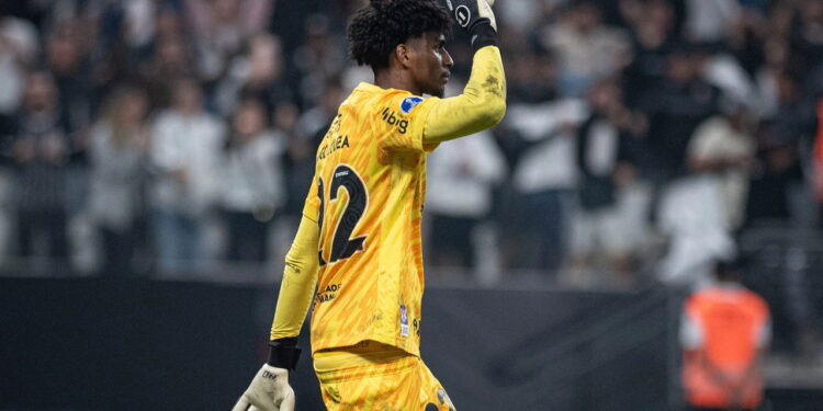 Corinthians não desiste de Hugo Souza e tem até 30 de novembro para acertar com rival