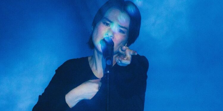 O império de Mitski? Conheça patrimônio e carreira da musa da música indie