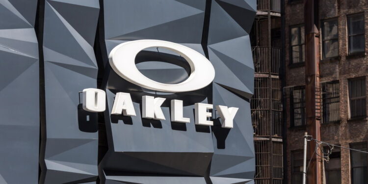 Dono da Oakley com R$ 8,4 bilhões, compra empresa de marca famosa de roupas