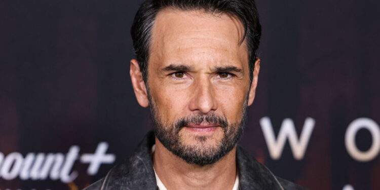 O ator brasileiro que conquistou Hollywood ao dar vida a Xerxes no épico 300