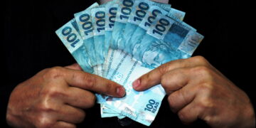 Como homens solteiros podem economizar até R$ 500 no mercado?