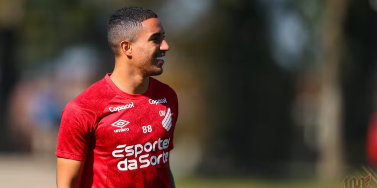 Cruzeiro mira volante do Athletico-PR para reforçar o time