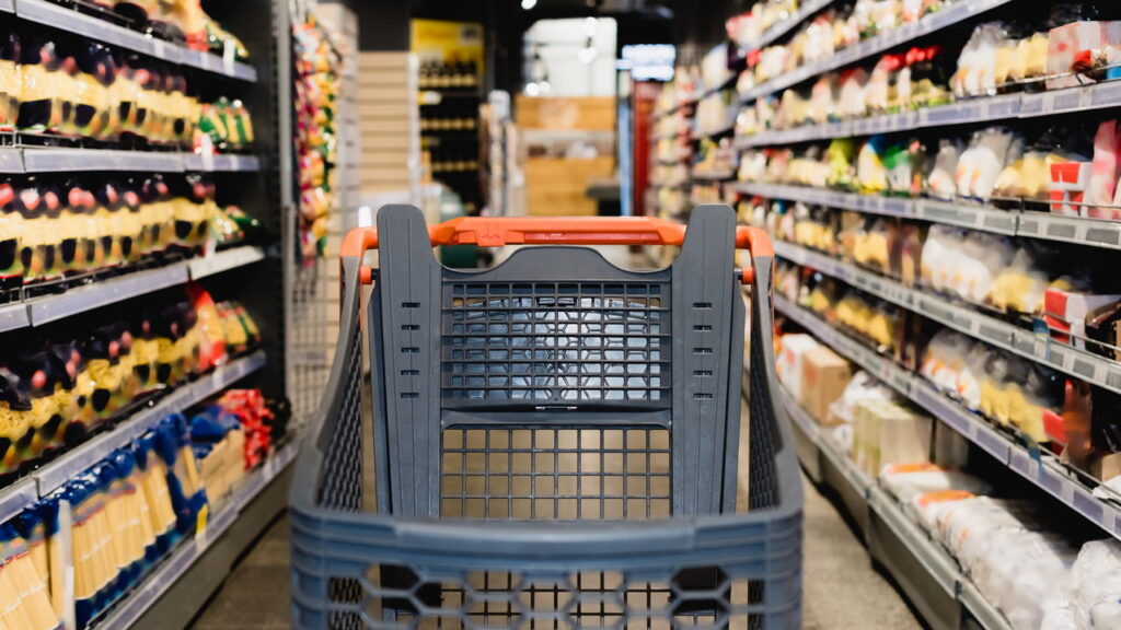 Por que alguns supermercados mudam constantemente a posição dos produtos?