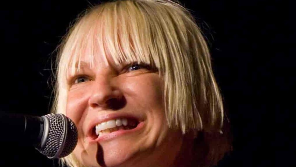 Sia: A Intrigante Diva do Pop e Seu Impressionante Patrimônio