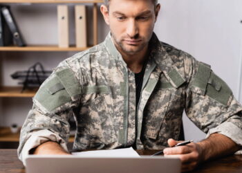 Soldado estudando - Créditos: depositphotos.com / VitalikRadko