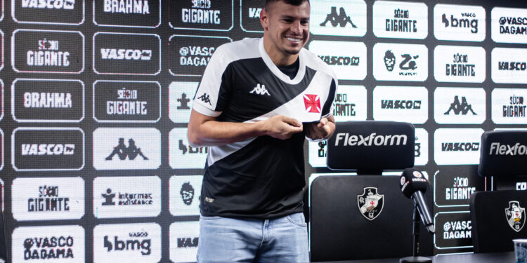 Vasco acerta pagamento e garante a permanência de Hugo Moura