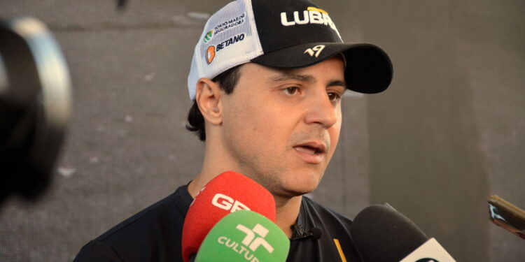 Ex-piloto da Ferrari aprova: "Contratar Hamilton seria ótimo para a Ferrari"