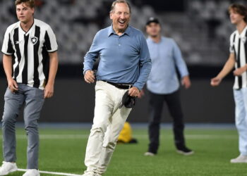 Dono do Botafogo segue em busca de clube inglês e comenta sobre o caso Everton