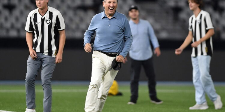 Dono do Botafogo segue em busca de clube inglês e comenta sobre o caso Everton