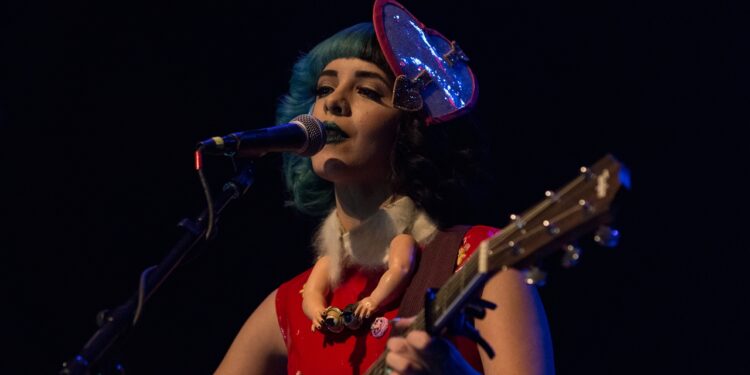 Cores Vibrantes e Sucesso: A Carreira Musical de Melanie Martinez