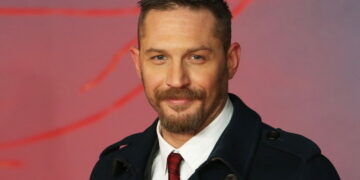 O ator que começou em dramas britânicos e conquistou o mundo ao viver o simbiótico Venom